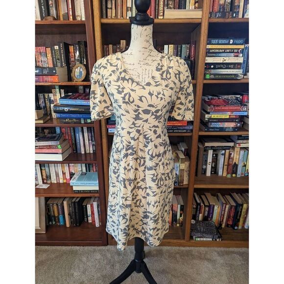 Tocca cream and gey v neck pleated front floral dress sz 2 euc - Picture 1 of 5